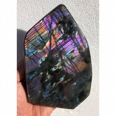 LABRADORITE ARC-EN-CIEL FORME LIBRE ENTIÈREMENT POLIE 1380 gr