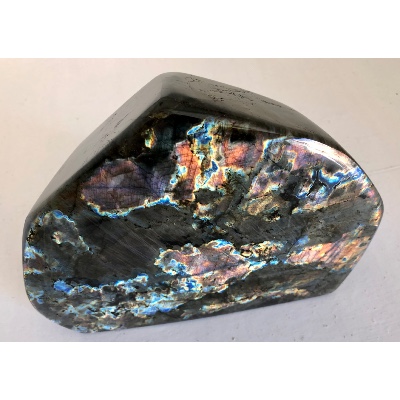 LABRADORITE milticolore  FORME LIBRE POLIE 3560 g