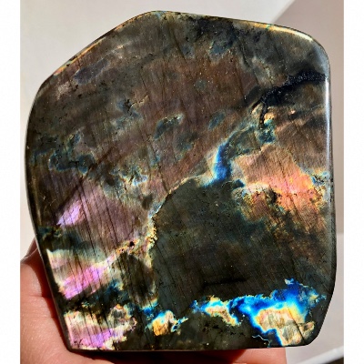 LABRADORITE AAA MULTICOLORE FORME LIBRE ENTIÈREMENT POLIE 1130 gr