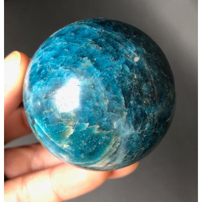 APATITE BLEUE BOULE 327 gr