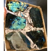 LABRADORITE UNE FACE POLIE Carton de 1,84 Kg