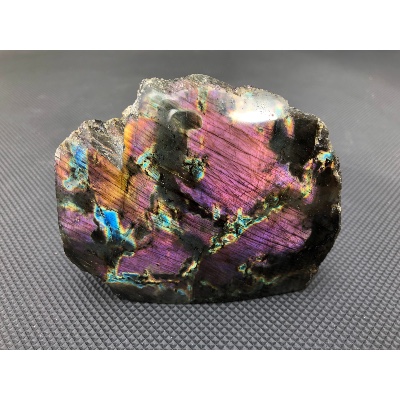 LABRADORITE VIOLETTE MULTICOLORE UNE FACE POLIE 510 gr