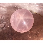 QUARTZ ROSE BOULE étoilée 90,8 gr