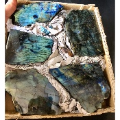 LABRADORITE UNE FACE POLIE Carton de 1,84 Kg