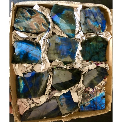 LABRADORITE UNE FACE POLIE Carton de 12 pièces