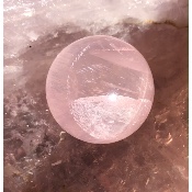 QUARTZ ROSE BOULE étoilée 90,8 gr