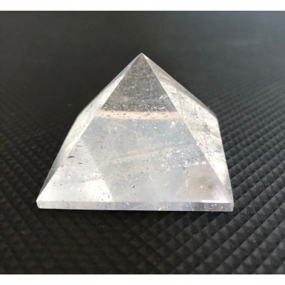 QUARTZ CRISTAL PYRAMIDE 47 gr