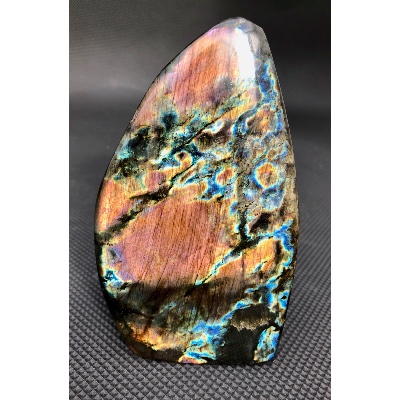 LABRADORITE MULTICOLORE  FORME LIBRE ENTIÈREMENT POLIE 760 gr