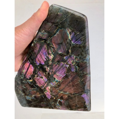 LABRADORITE VIOLETTE  FORME LIBRE ENTIÈREMENT POLIE 2180 gr