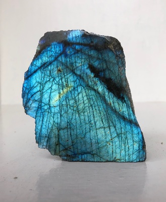 LABRADORITE BLEUE UNE FACE POLIE 695 gr