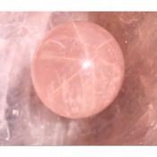 QUARTZ ROSE BOULE étoilée 505 gr