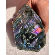 LABRADORITE ARC-EN-CIEL FORME LIBRE ENTIÈREMENT POLIE 1380 gr