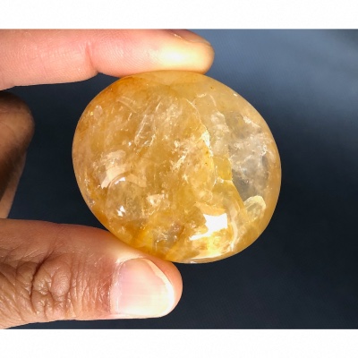 QUARTZ HÉMATOÏDE JAUNE  GALET 69 gr