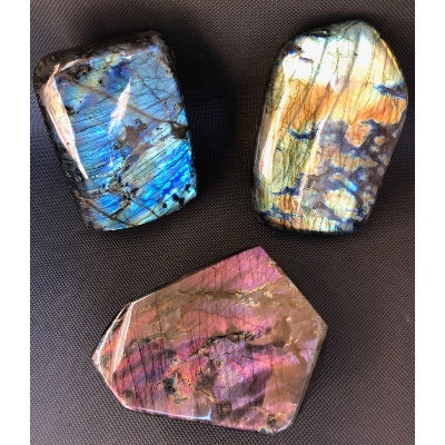 PIERRE LABRADORITE FORME LIBRE POLIE