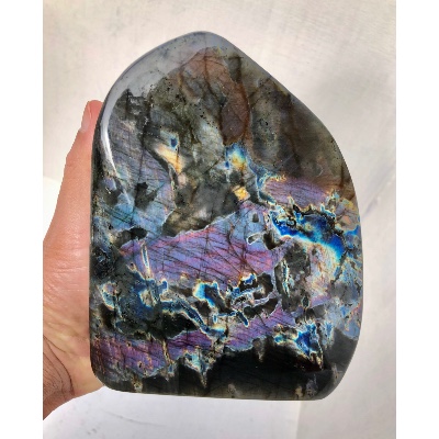 LABRADORITE VIOLETTE-MULTICOLORE  FORME LIBRE ENTIÈREMENT POLIE 2190 gr