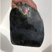 LABRADORITE VIOLETTE-MULTICOLORE  FORME LIBRE ENTIÈREMENT POLIE 2190 gr